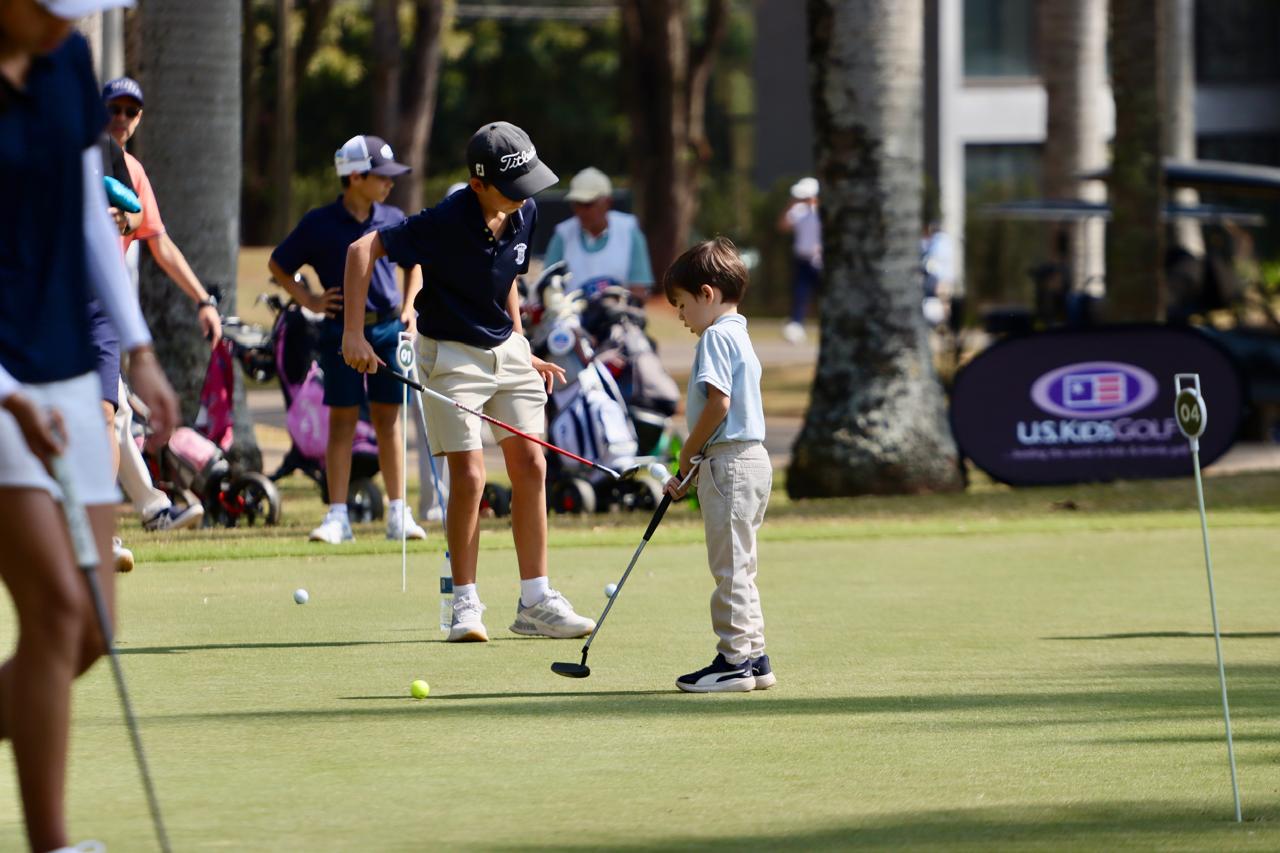 Crianças aprendendo golfe no putting green