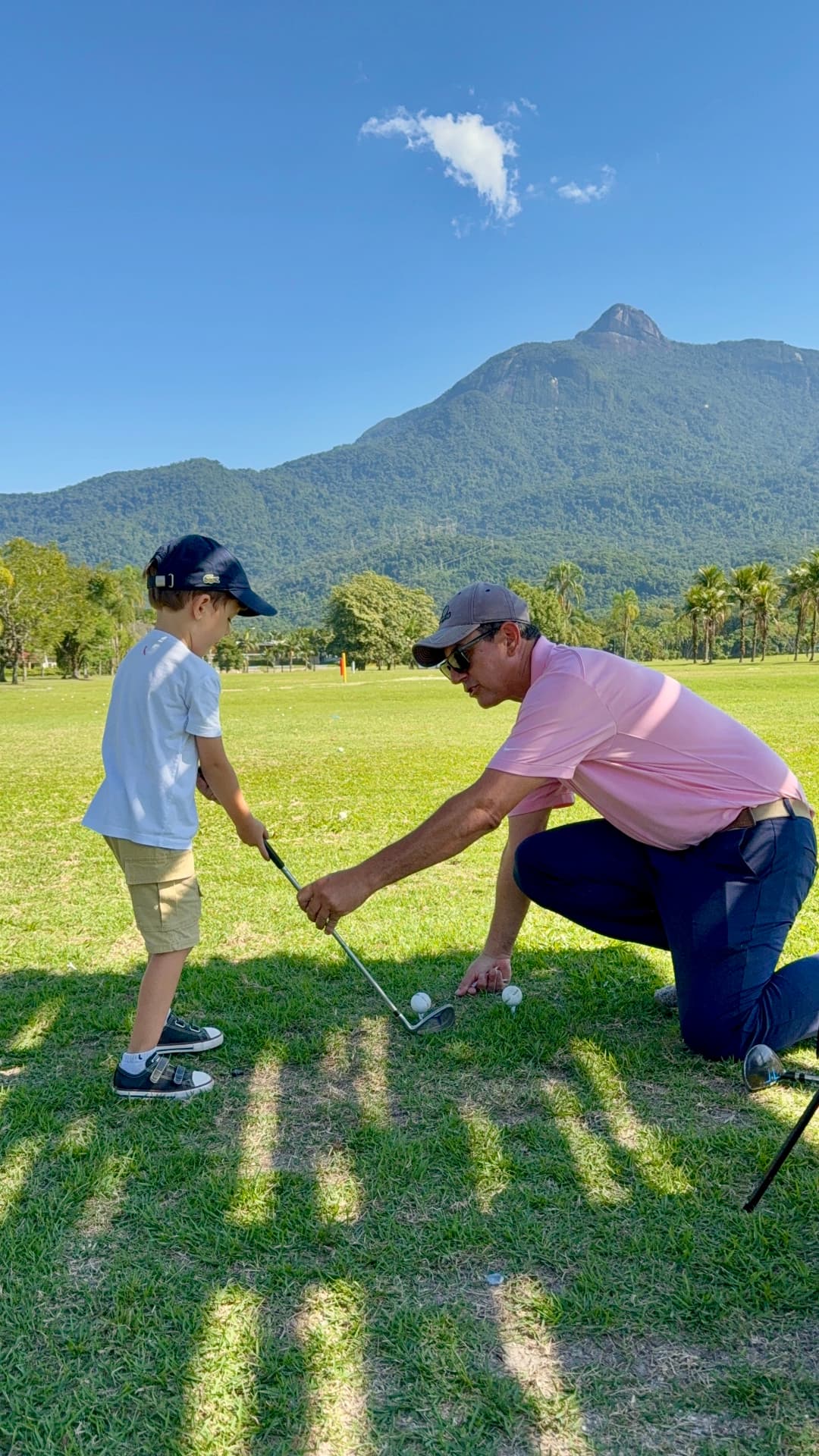 Primeira aula de golfe no driving range